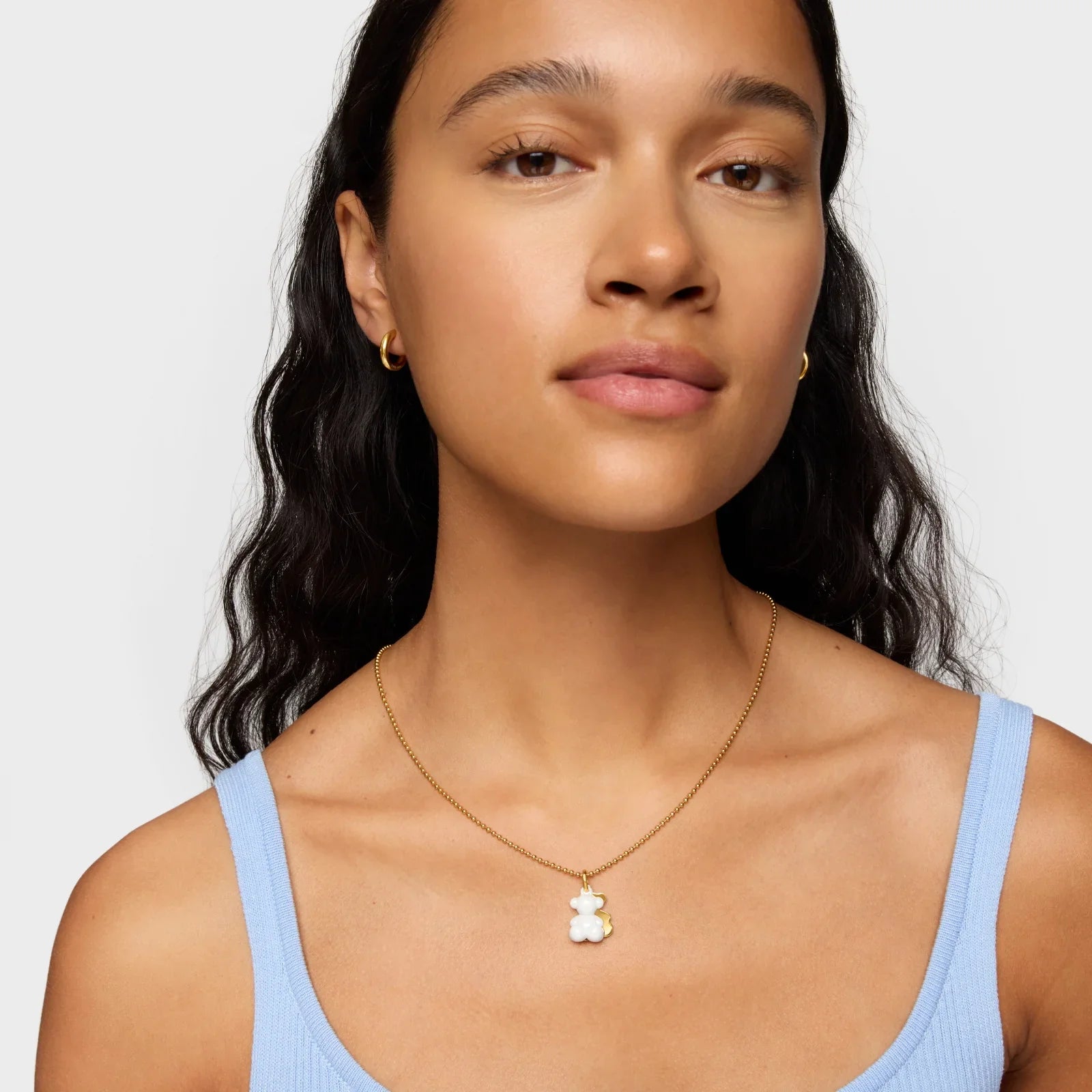 אישה עם שרשרת תליון פרח זהב על רקע לבן, תכשיטים אופנתיים CHOZEN