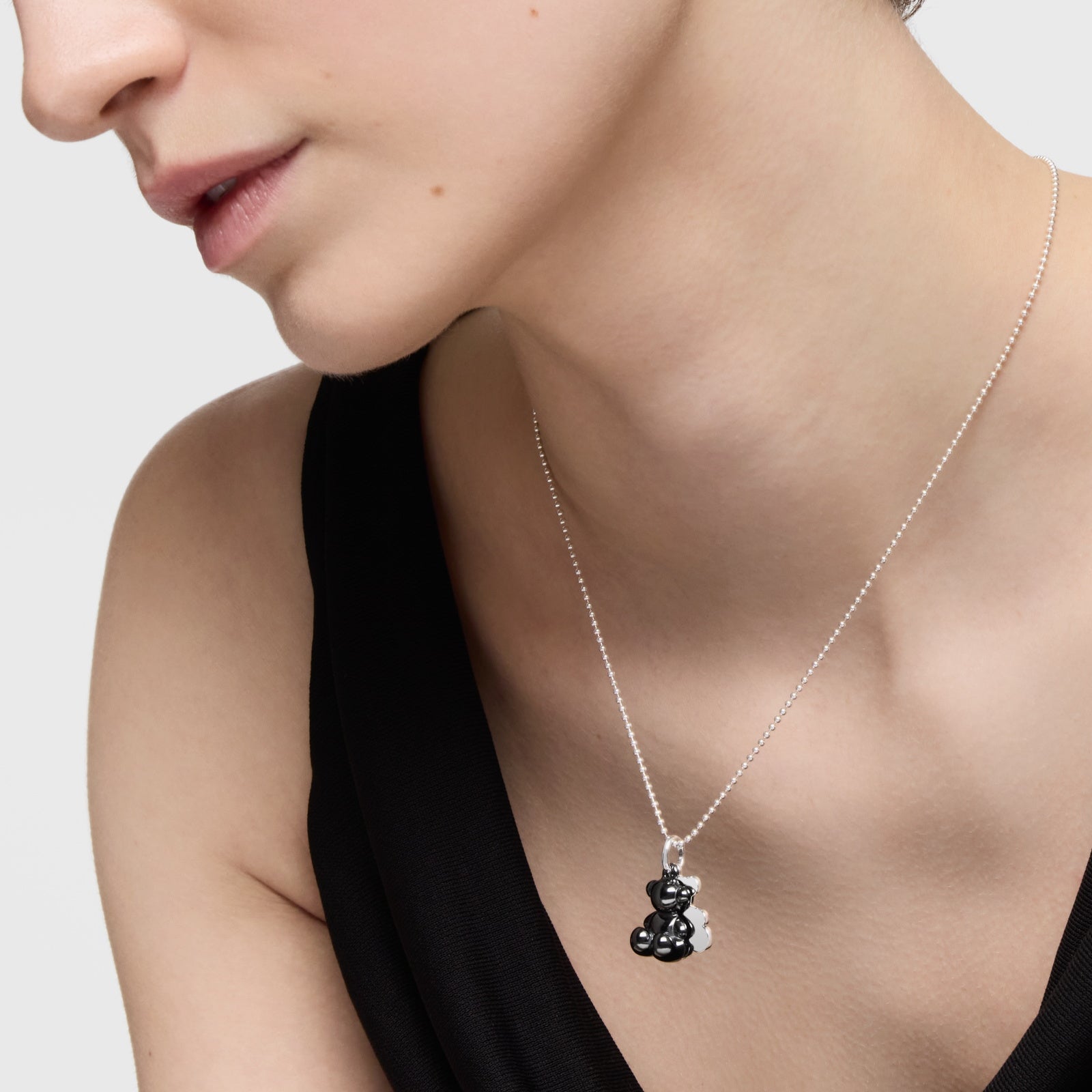 טואוס תליון דובי כפול Bold Bear מכסף וקרמיקה בצבע שחור