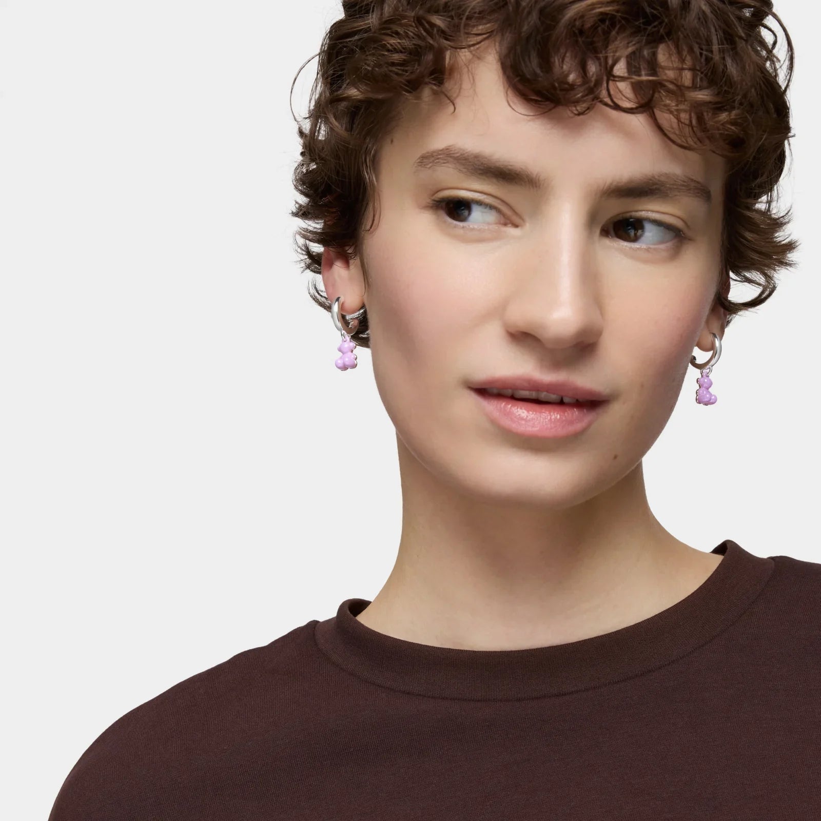 דוגמנית עונדת עגילי כסף עם תליון סגול, צילום קמפיין CHOZEN קבוצת אלפא