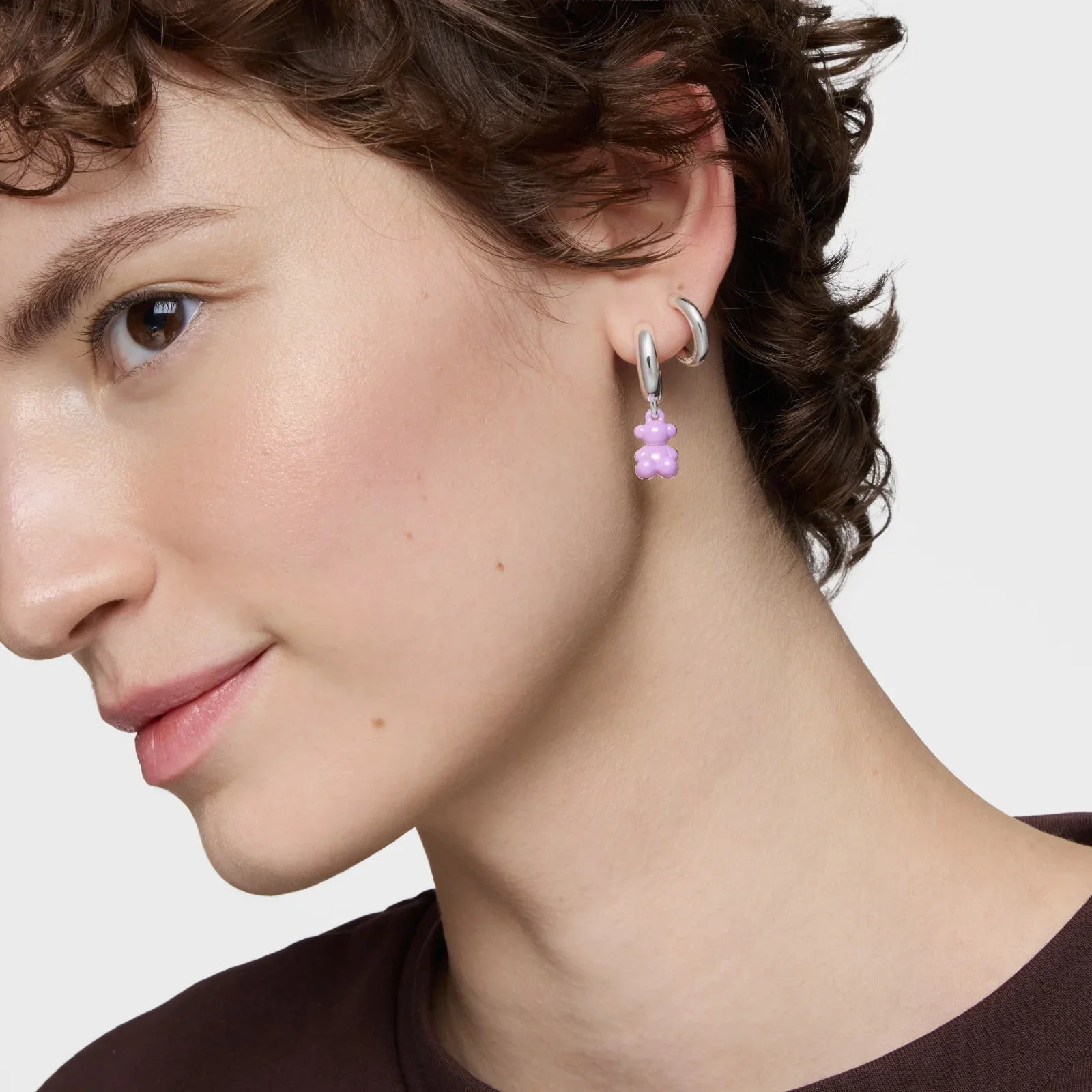 עגיל כסף עם תליון דובי סגול בעיצוב אופנתי מקולקציית CHOZEN