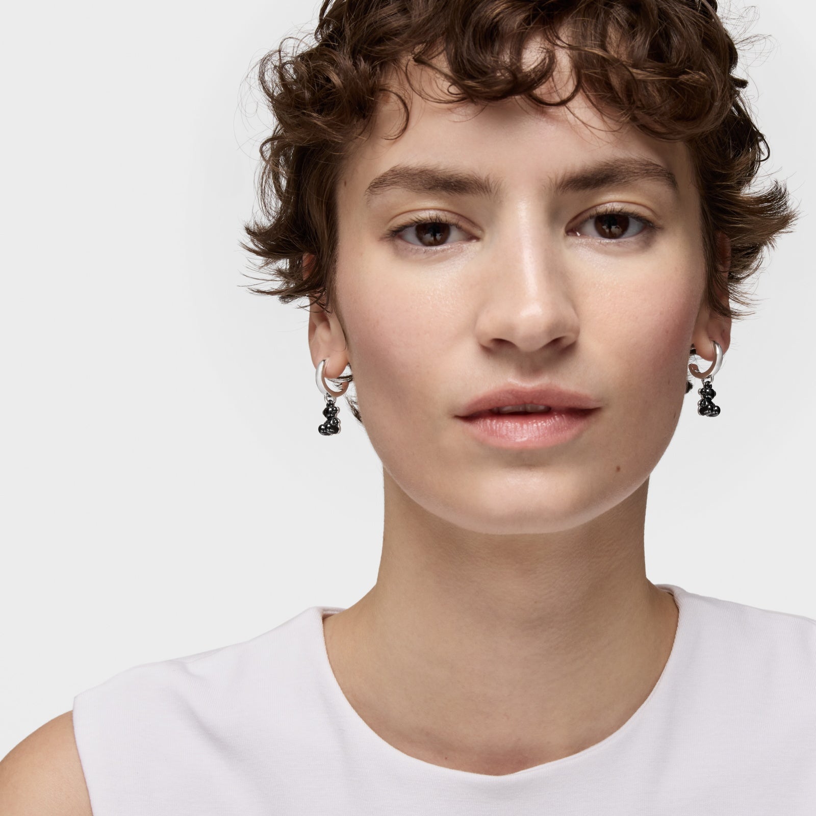 טואוס עגילי חישוק דובי כפול Bold Bear מכסף וקרמיקה בצבע שחור