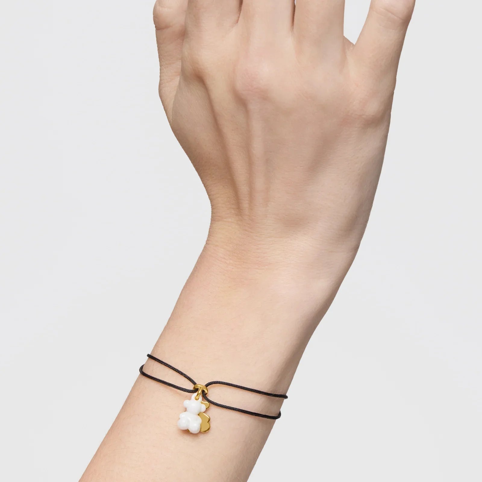 צמיד חוט שחור עם תליון דובון לבן וזהב על יד, תכשיטי CHOZEN מבית קבוצת אלפא