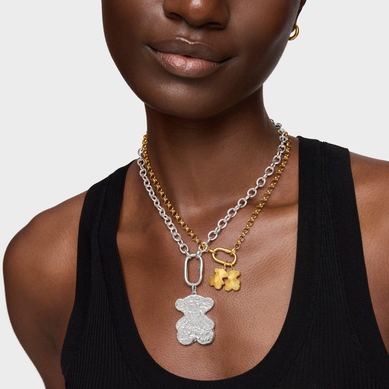 אישה עם שרשראות דובון זהובות וכסופות, אופנה טרנדית מבית CHOZEN