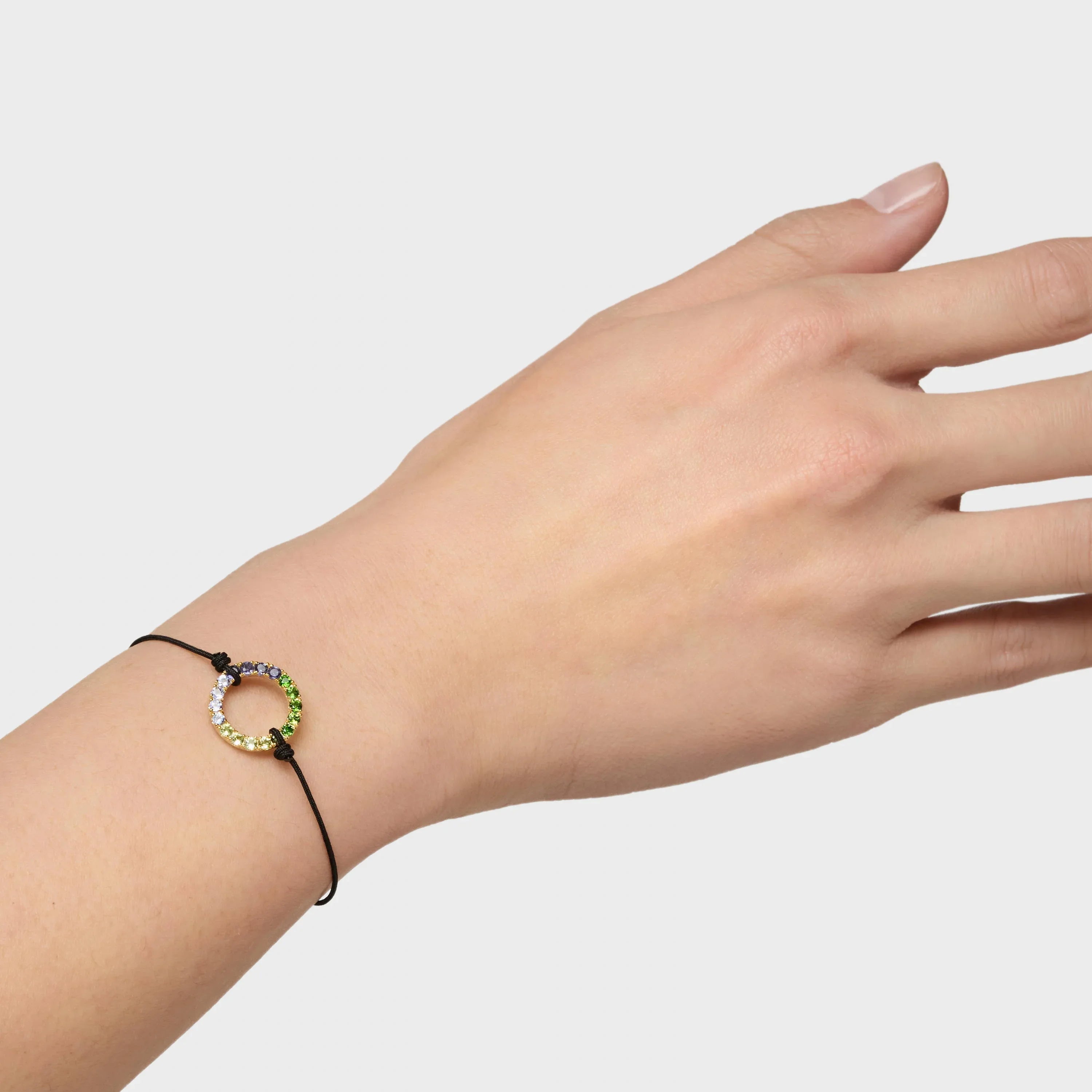 צמיד קשירה עם תליון עיגול משובץ אבני חן צבעוניות על יד נשית