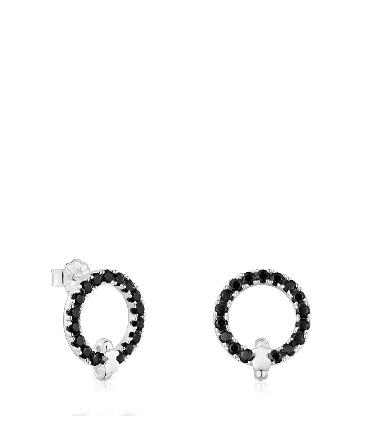 עגילי כסף עגולים משובצים אבני חן שחורות בעיצוב מודרני, צילום על רקע לבן