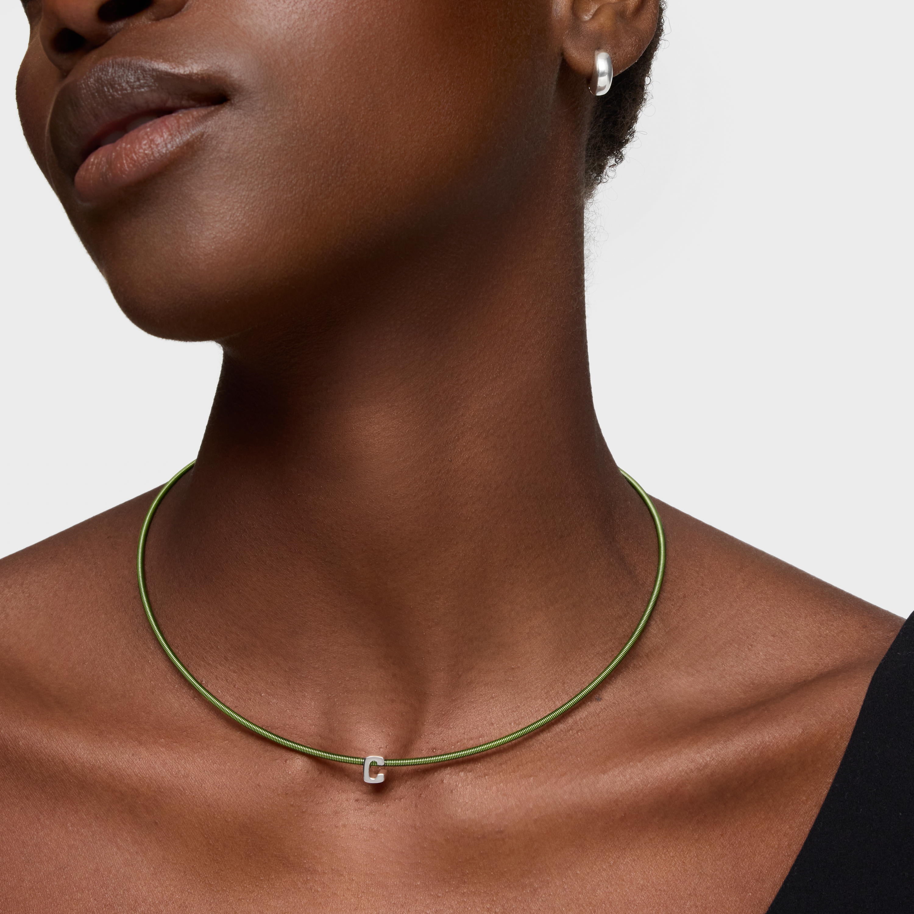 שרשרת ירוקה עדינה עם תליון אות C כסוף על צוואר אישה, תכשיטי אופנה