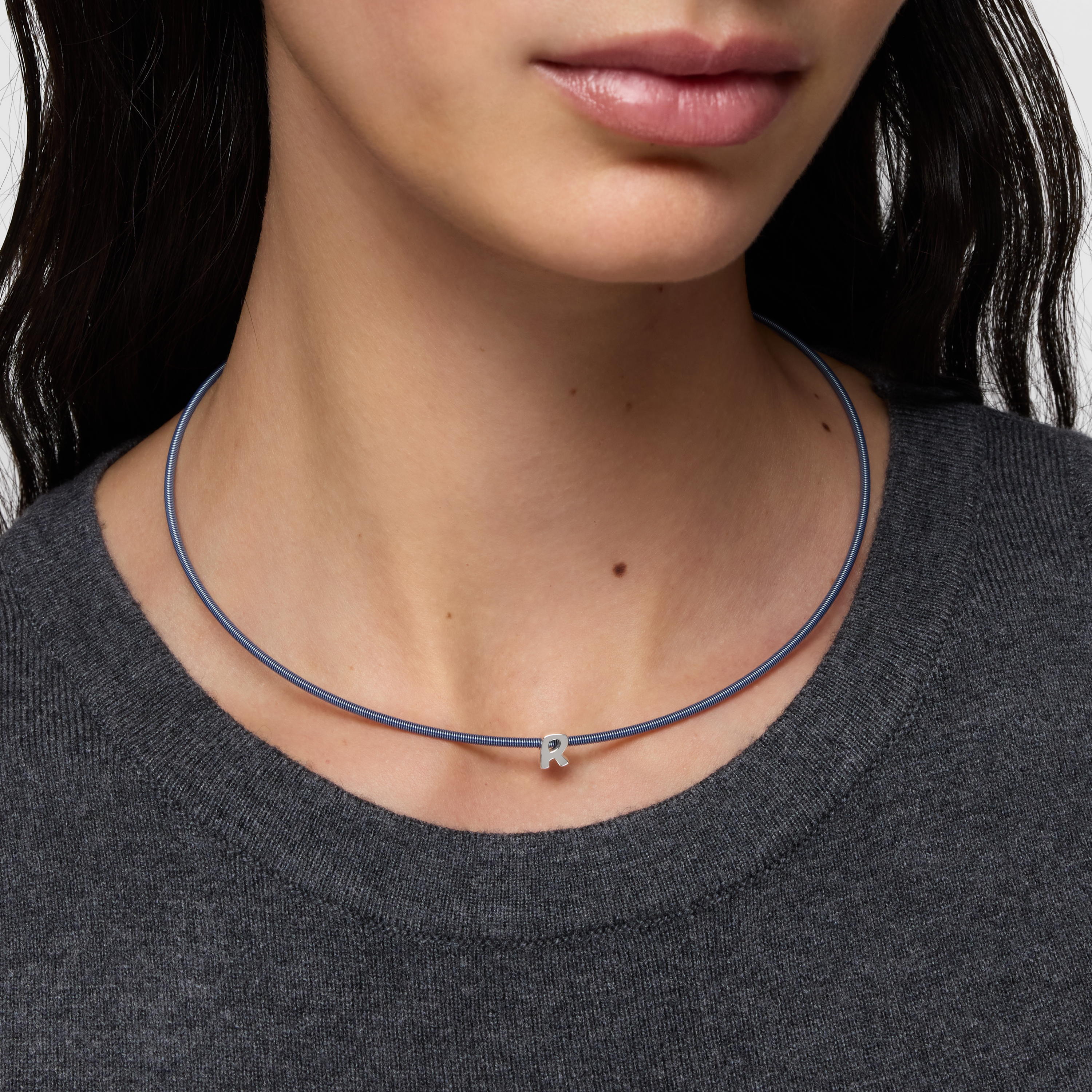 טואוס מוטיב Mesh Tube בצורת האות R מכסף, תצוגה מלאה, מבית CHOZEN