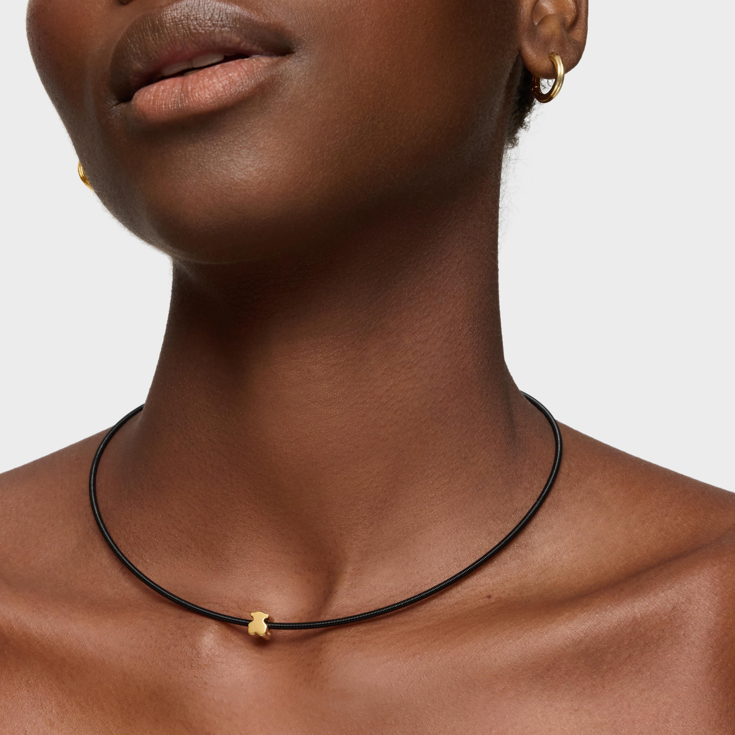 שרשרת עדינה עם תליון זהב קטן על חוט שחור ועגיל חישוק זהב, תכשיטי אופנה לאישה