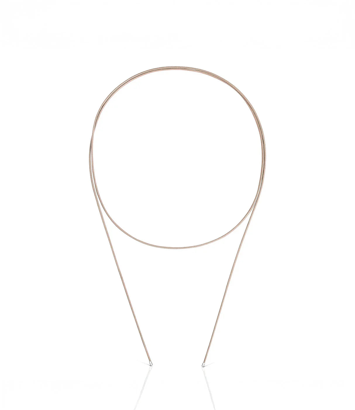 שרשרת דקה מזהב ורוד בעיצוב עדין על רקע לבן