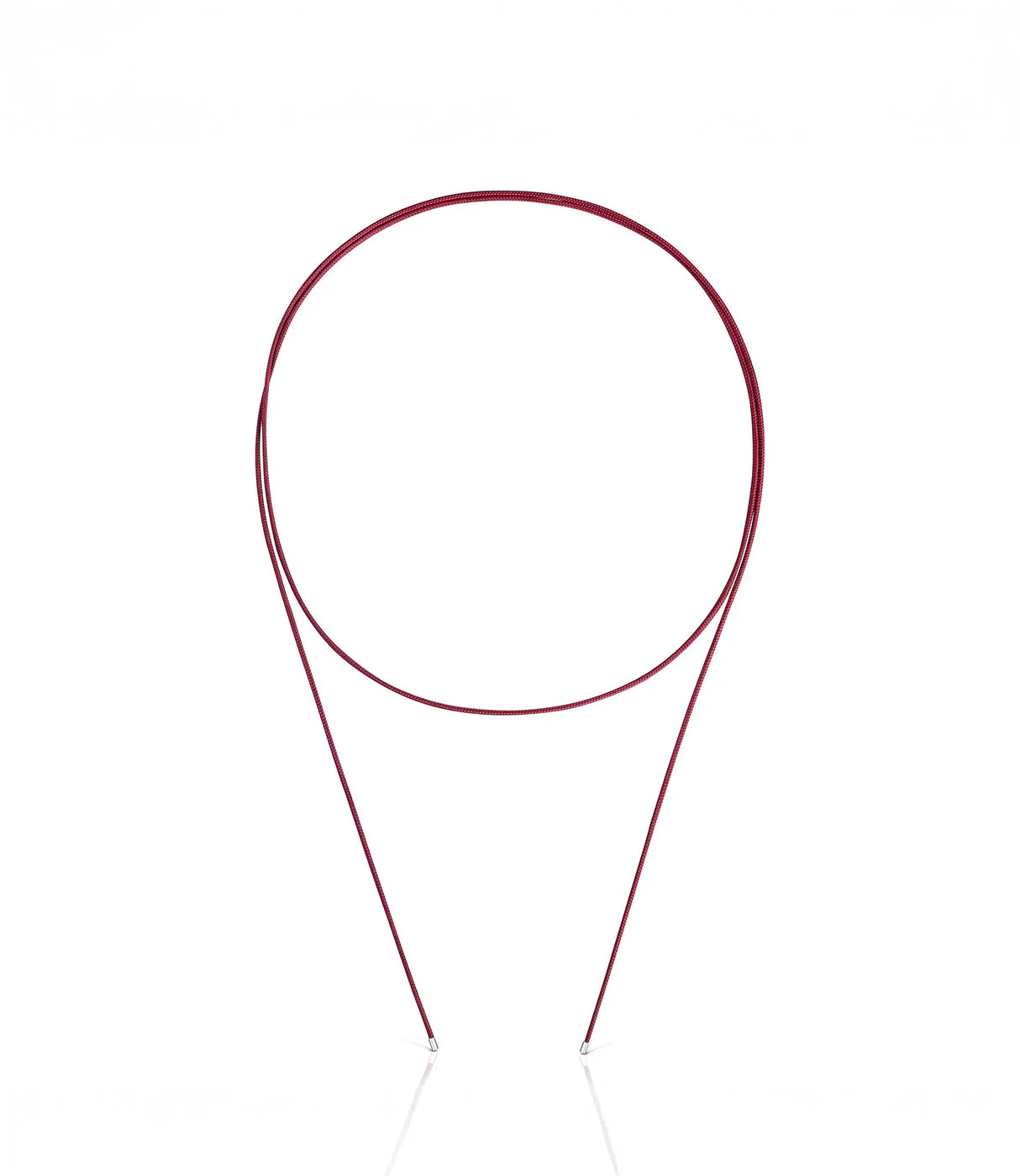 שרשרת דקה בצבע אדום על רקע לבן, תכשיט אופנה אלגנטי לנשים