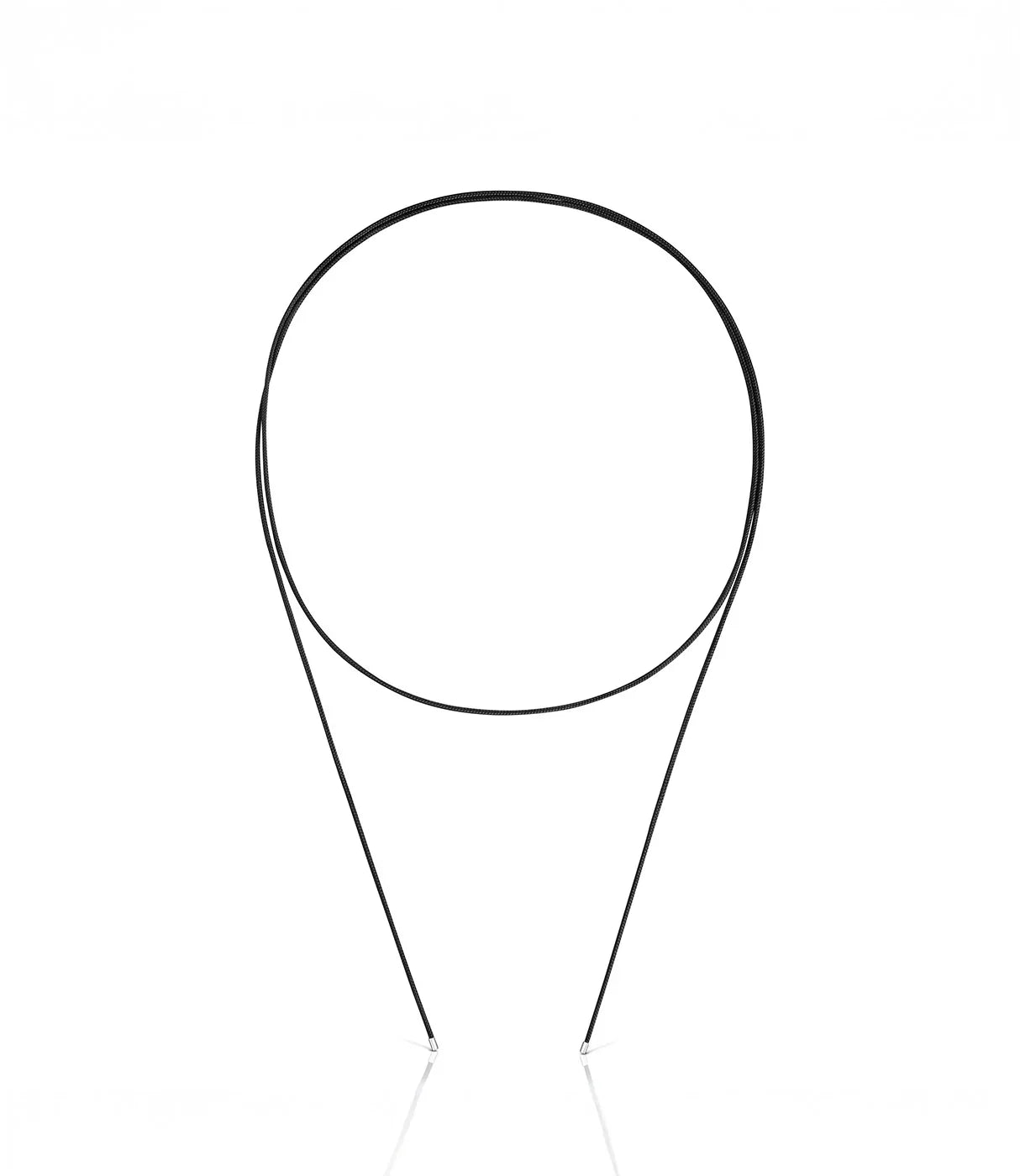 קשת דקה לשיער בצבע שחור על רקע לבן, אקססורי אופנתי לנשים