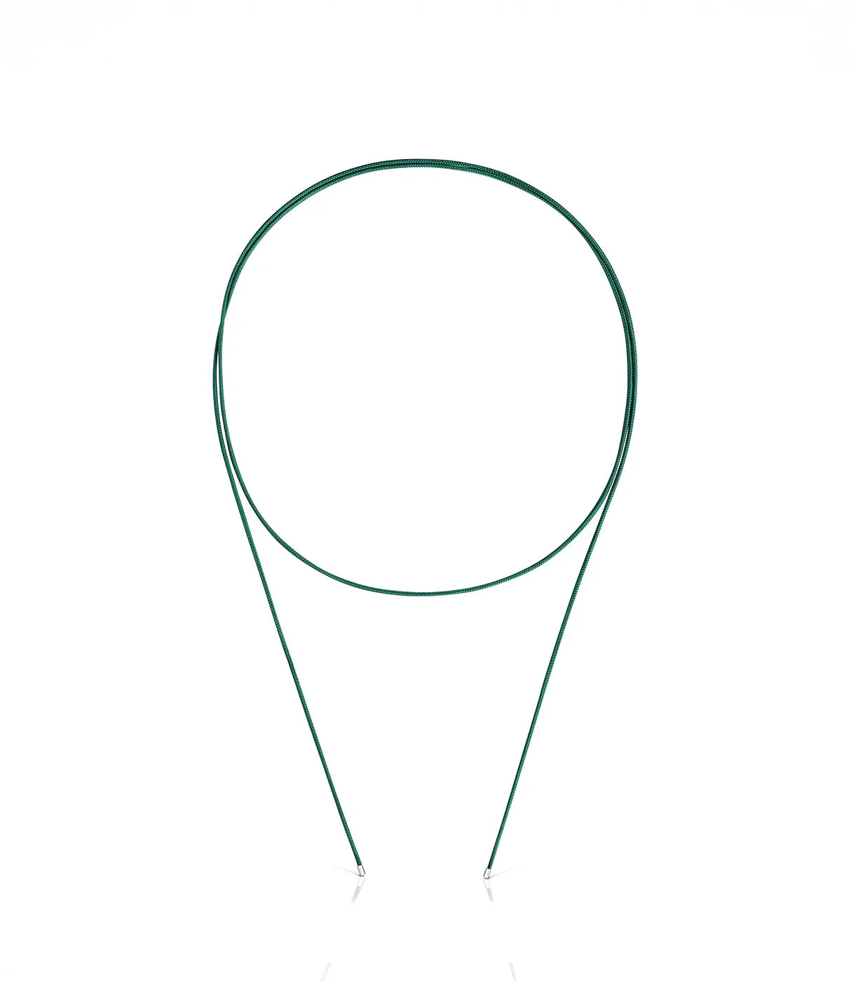 שרוך דק צבע ירוק כהה לתליה או ענידת תכשיטים על רקע לבן