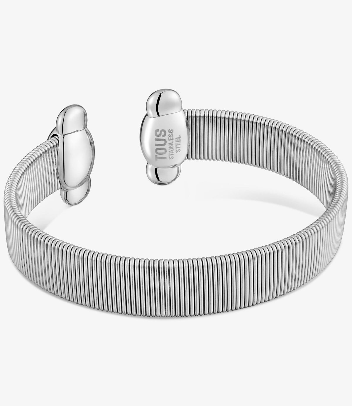 תקריב על קצה הצמיד עם חריטת לוגו TOUS Stainless Steel - CHOZEN