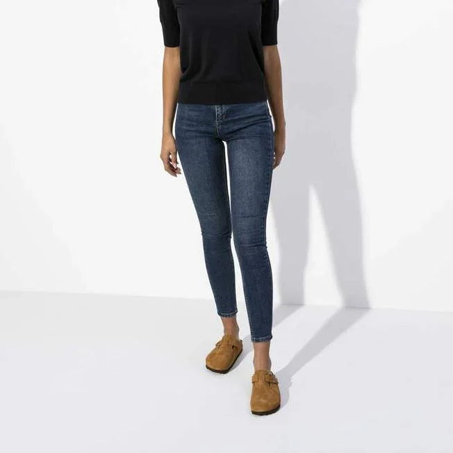 ג'ינס סקיני נשים בצבע כחול כהה עם חולצה שחורה ונעלי מוקסין, CHOZEN מותגים מובילים