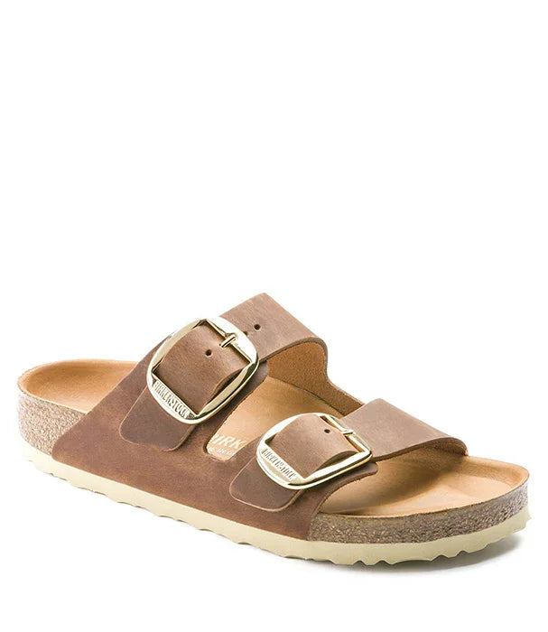 סנדל עור חום עם שני אבזמים כסופים, סוליית שעם, קולקציית המותגים CHOZEN