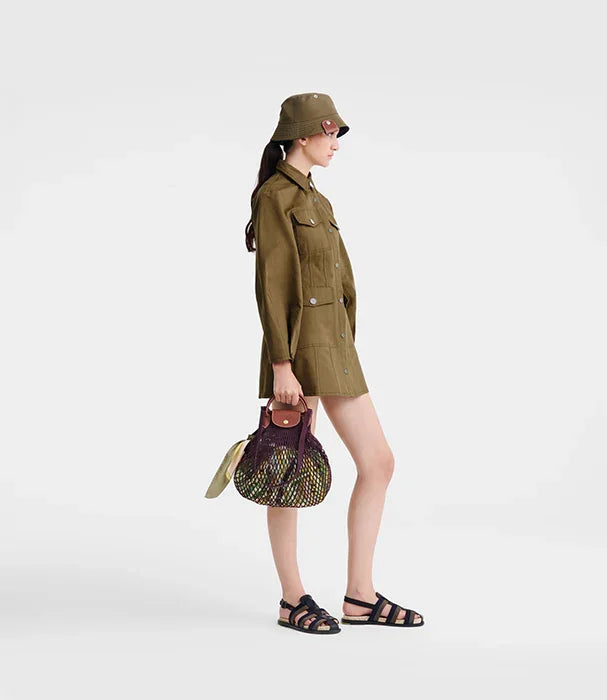 אישה עם כובע באקט ומעיל ירוק קצר, תיק רשת אופנתי ונעלי סנדלים, אופנה מודרנית CHOZEN