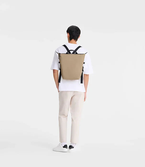 גבר לובש תיק גב בז' אופנתי על רקע לבן, אורבני, מותג CHOZEN, קבוצת אלפא