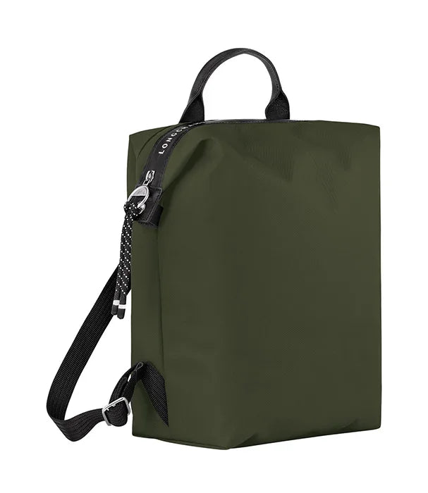 תיק גב ירוק זית מבית מותג מוביל מבית קבוצת אלפא, עיצוב מודרני עם רצועות שחורות