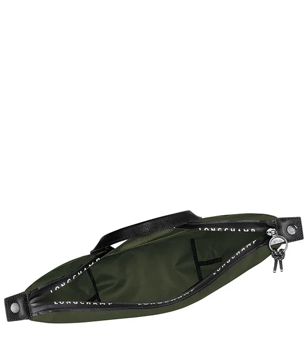 תיק צד ירוק של LONGCHAMP עם רוכסן, ידית שחורה ומחזיק מפתחות, נמכר ב-CHOZEN קבוצת אלפא