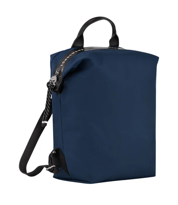 תיק גב כחול יוקרתי מבית המותגים CHOZEN, עיצוב מודרני עם רצועות שחורות ואבזמים.