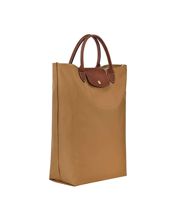 תיק נשיאה חום עם ידיות עור, עיצוב יוקרתי, מוצג על רקע לבן, CHOZEN מותג על