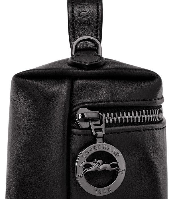 תיק עור שחור של LONGCHAMP עם רוכסן וסמל מתכת, מוצר יוקרה מקבוצת אלפא