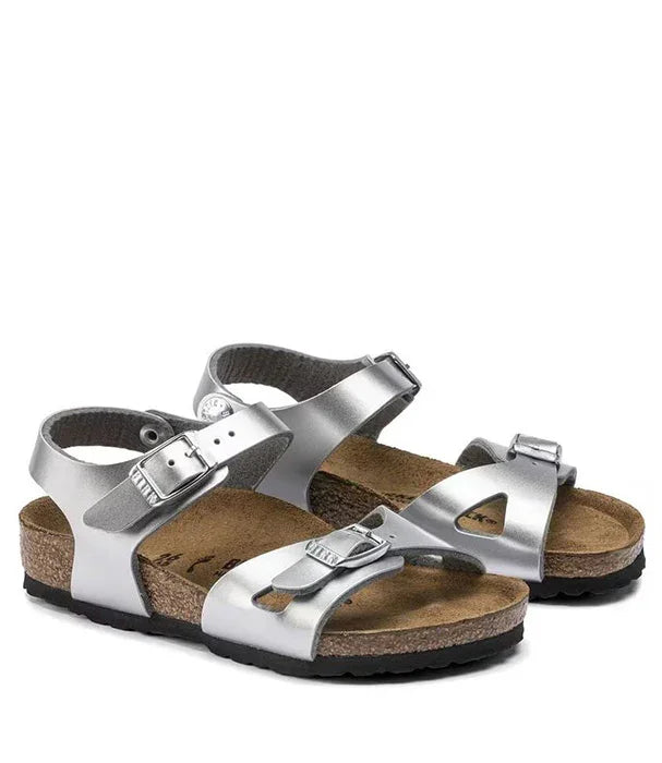 סנדלי ילדים כסופים עם רצועות עור, סוליית שעם ונעילה באבזם, מבית CHOZEN