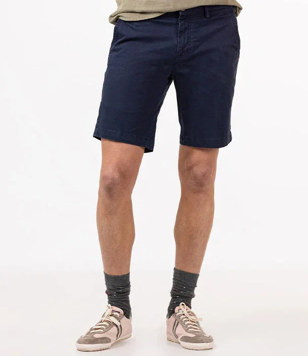מכנסי ברמודה קצרים לגבר בצבע כחול כהה מבית CHOZEN, דגם קז'ואל