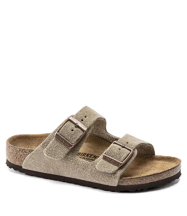 סנדל בירקנשטוק בעיצוב נוחות קלאסי, עור זמש בז', שתי רצועות אבזם, נמכר ב-CHOZEN