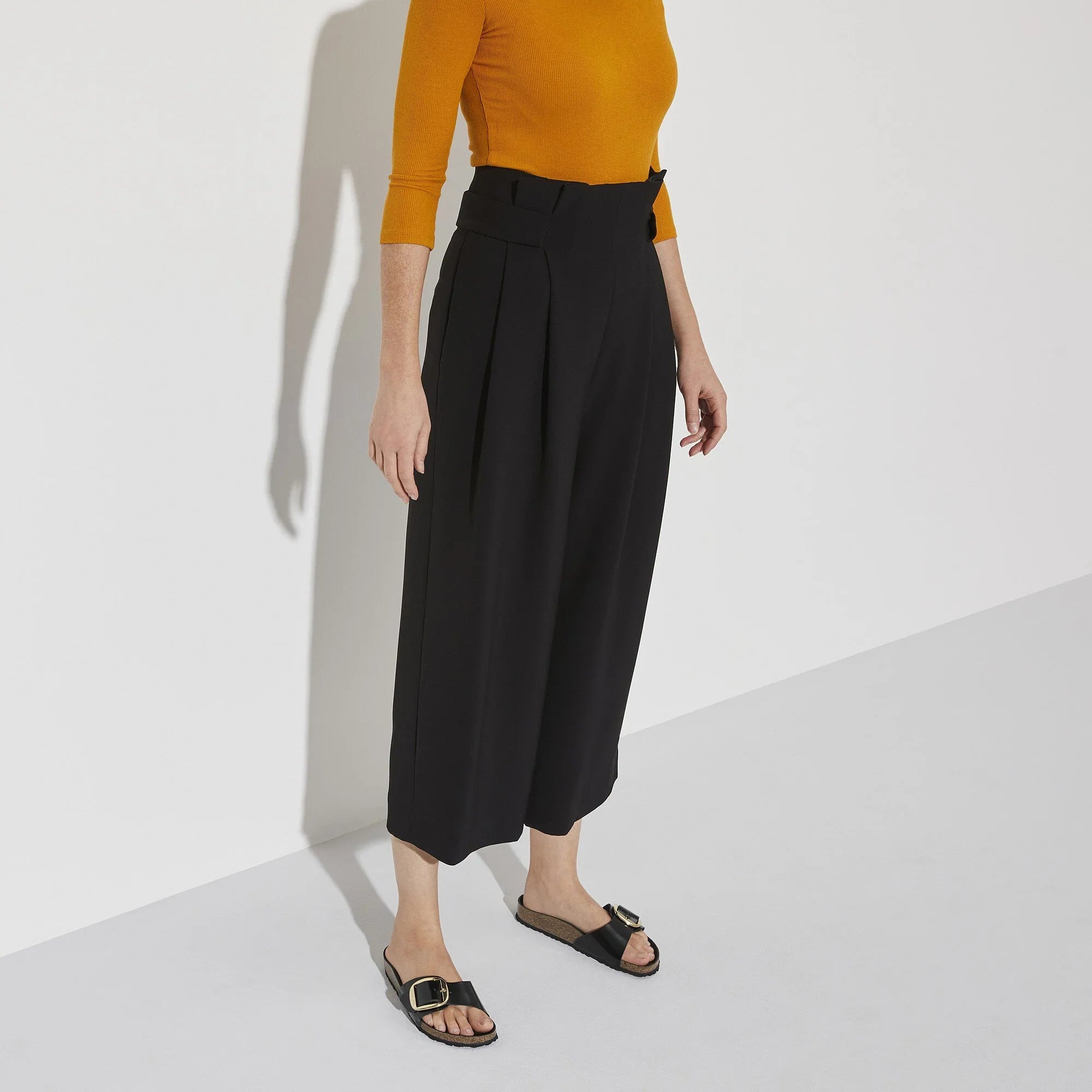 מכנסיים שחורים רחבים לנשים עם חגורה, חולצת חרדל, רקע לבן, אופנה CHOZEN