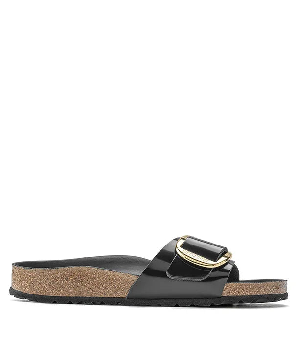 כפכף אופנתי לנשים בצבע שחור עם רצועה ובקל גדול זהב, סוליית שעם, באתר CHOZEN