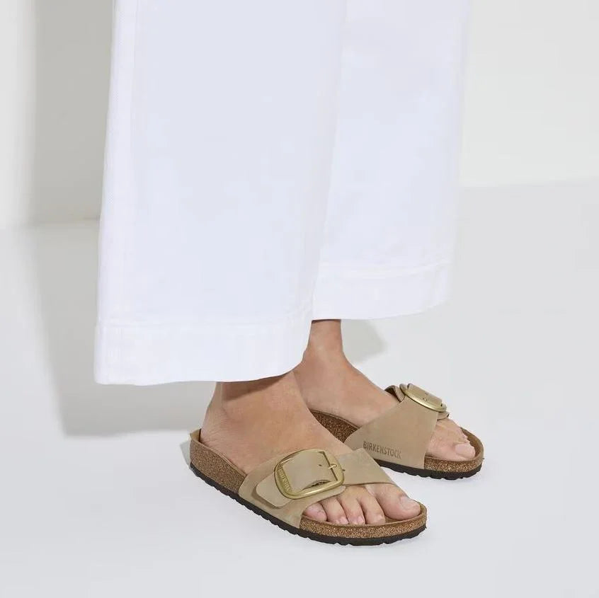 סנדלי בירקנשטוק בז׳ עם אבזם זהב על רגליים, צילום לאתר CHOZEN, אופנה נעלי נוחות