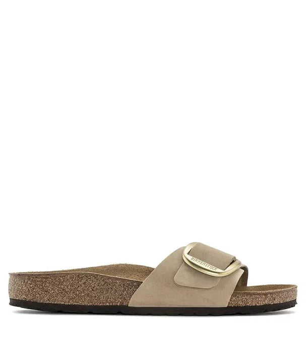 סנדל בירקנשטוק חום לנשים עם אבזם זהב, דגם קלאסי, נמכר ב-CHOZEN מבית קבוצת אלפא