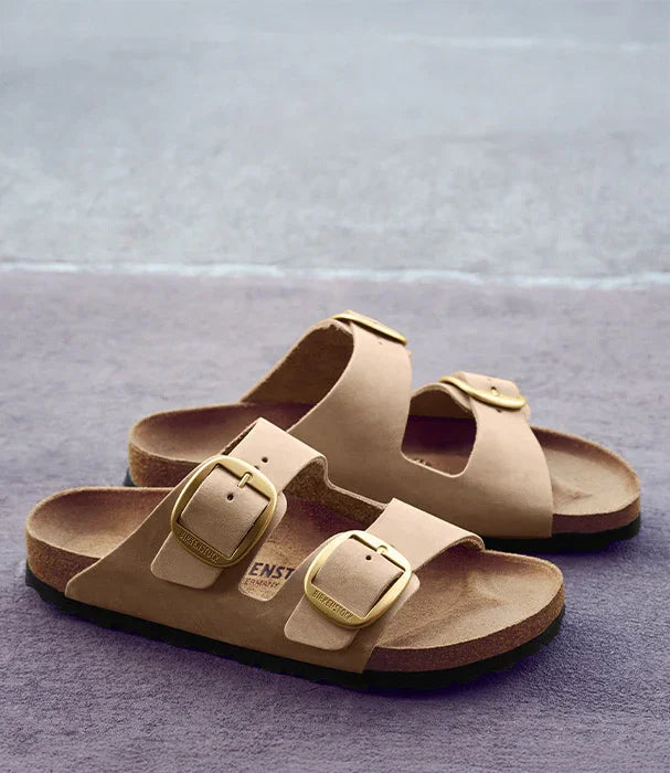 כפכפי עור בז׳ עם שתי אבזמים זהובים, נעלי נוחות CHOZEN מותגים מובילים