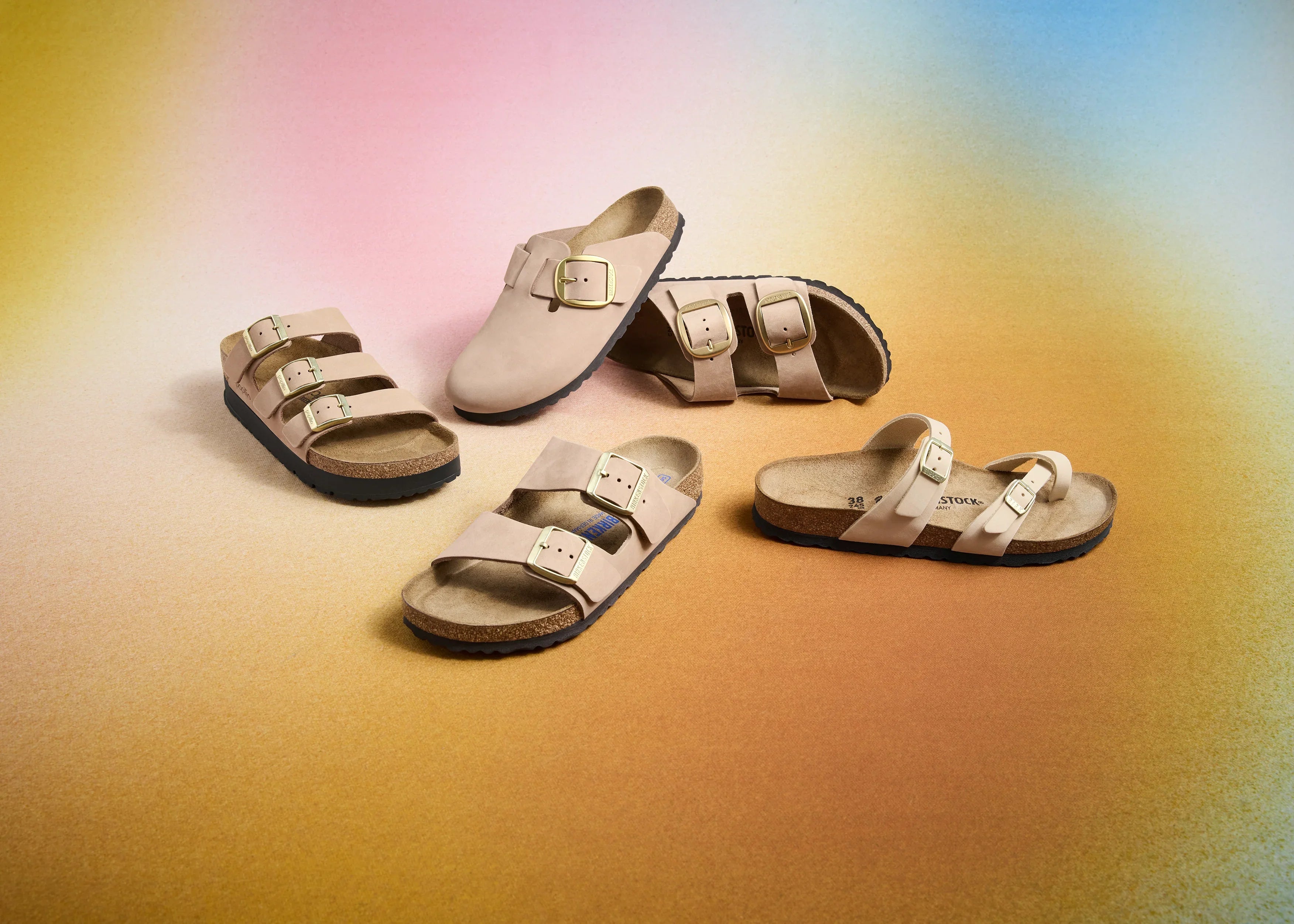 סנדלי בירקנשטוק נשים בגווני בז' על רקע צבעוני, מותגים מובילים מבית CHOZEN