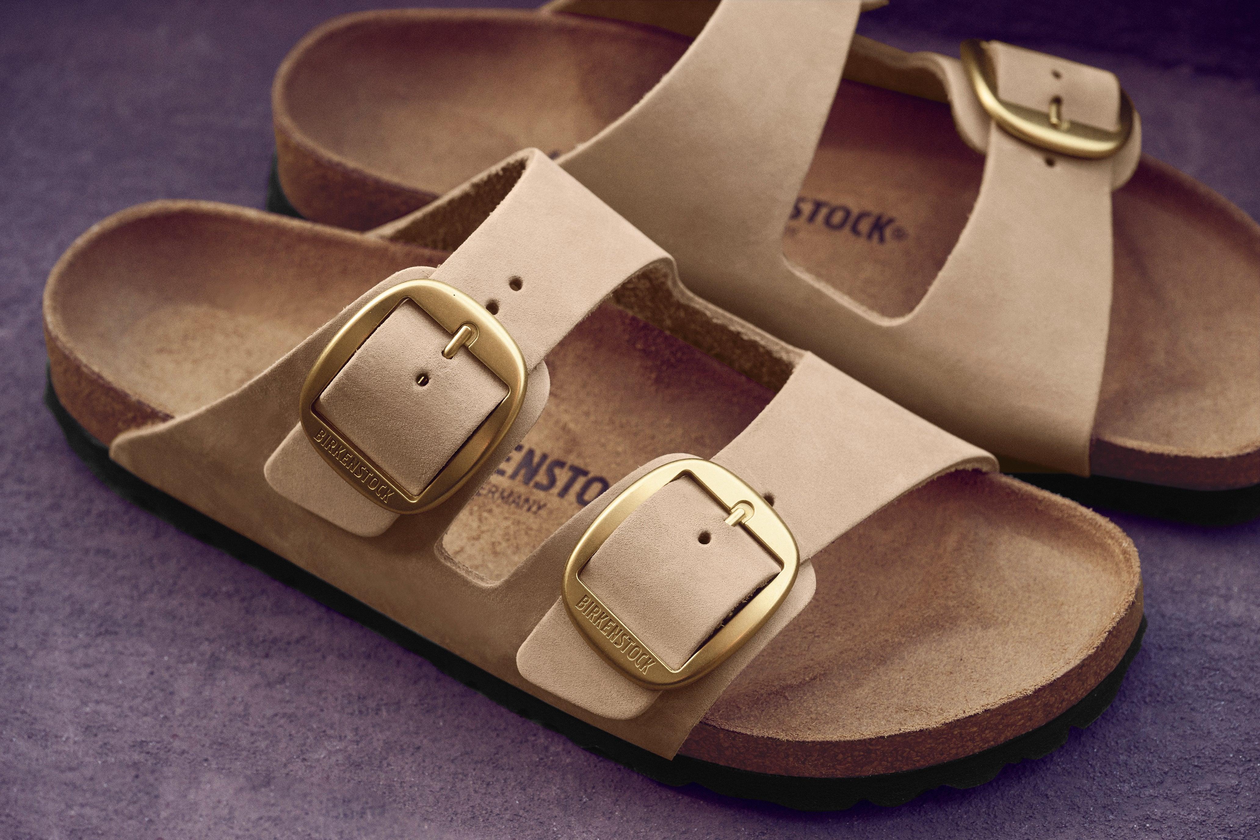 סנדלי בירקנשטוק בז׳ עם אבזמים זהב, עיצוב יוקרתי מחברת CHOZEN, נעלי נוחות מובילות