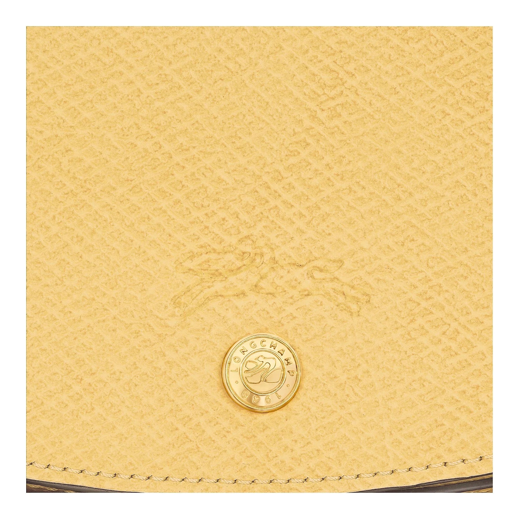 קלוז אפ ארנק עור צהוב של LONGCHAMP עם כפתור מוזהב, מותגים יוקרתיים CHOZEN
