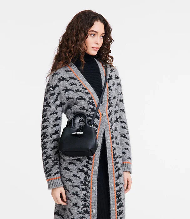 אישה עם קרדיגן אפור בדוגמה, תיק צד שחור אופנתי, אופנת נשים CHOZEN