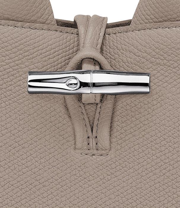 תקריב סוגר מתכתי יוקרתי על תיק עור אפור, CHOZEN קולקציית מותגים מובילים