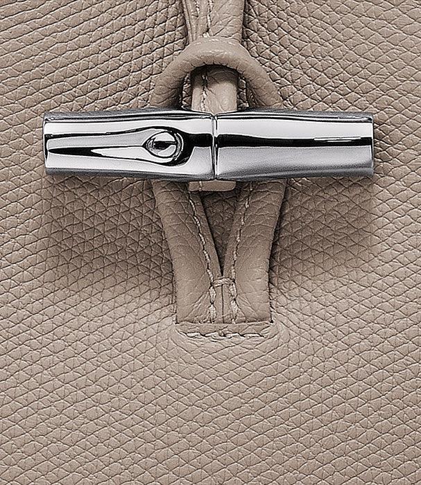 תקריב סוגר מתכתי כסוף על תיק עור בז' יוקרתי, CHOZEN, מראה איכותי ויוקרתי