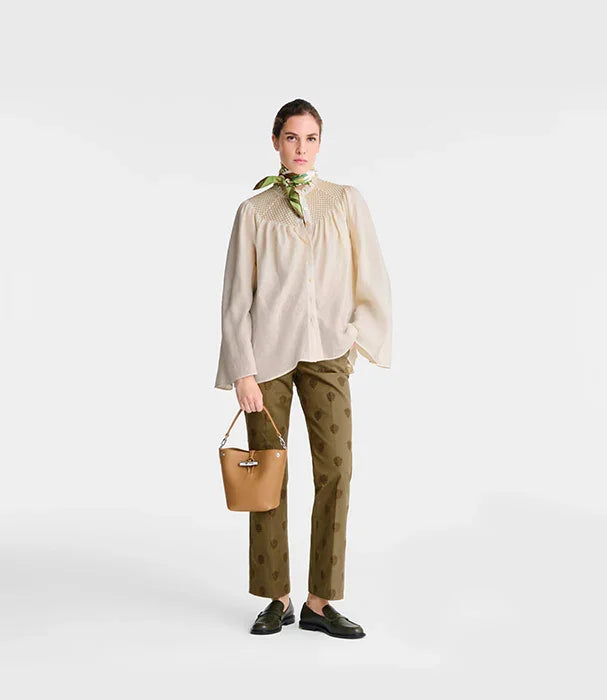 אופנת נשים CHOZEN, חולצה בהירה, מכנסיים חומים, תיק חום במראה יוקרתי