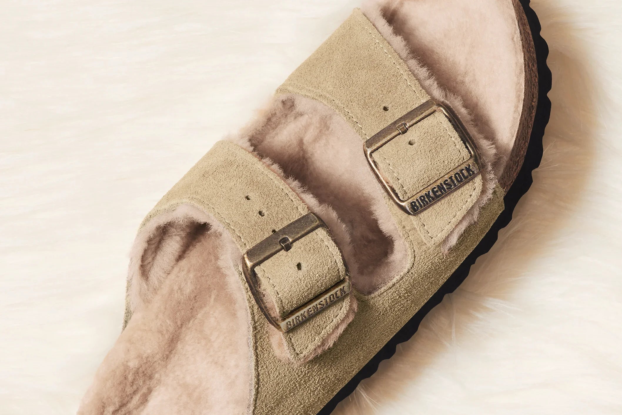 סנדל בירקנשטוק בז׳ עם רצועות אבזם, פרווה פנימית, מותגי CHOZEN, רקע פרוותי בהיר