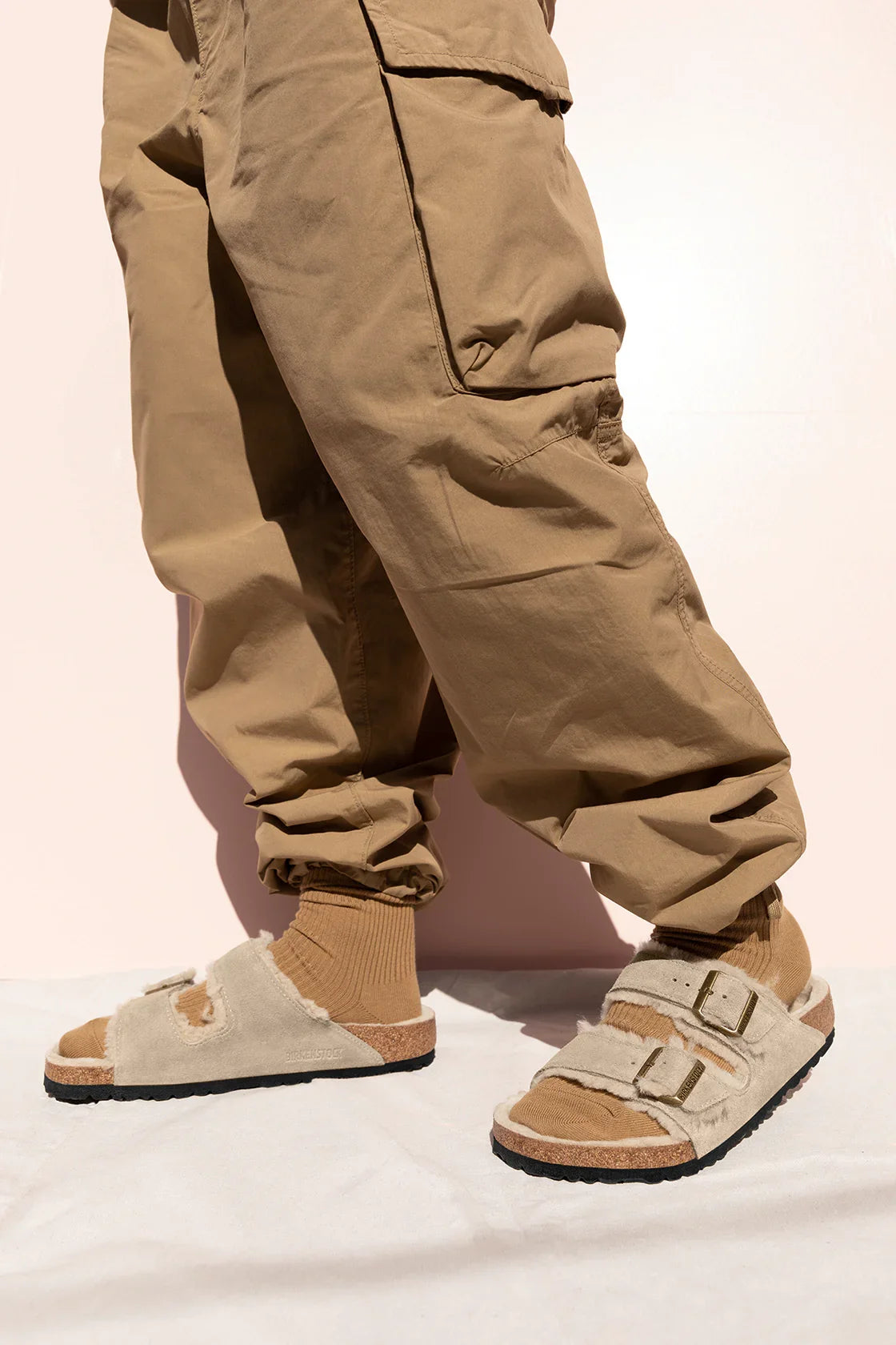 סנדלי ברקןסטוק בז׳ עם גרביים חומות ומכנסי קארגו, אופנת גברים CHOZEN