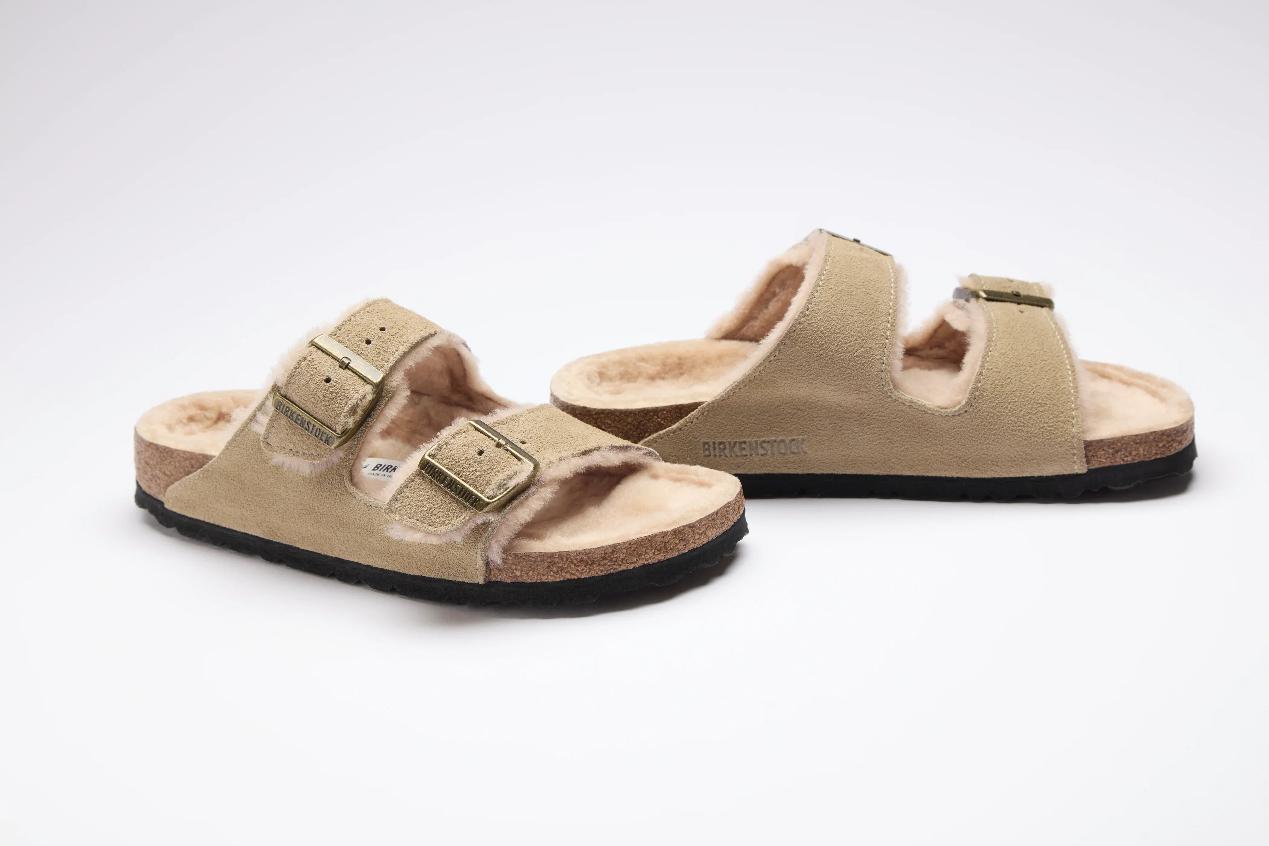סנדלי בירקנשטוק עם פרווה פנימית, רצועות סקויה, מוצג על רקע לבן באתר CHOZEN