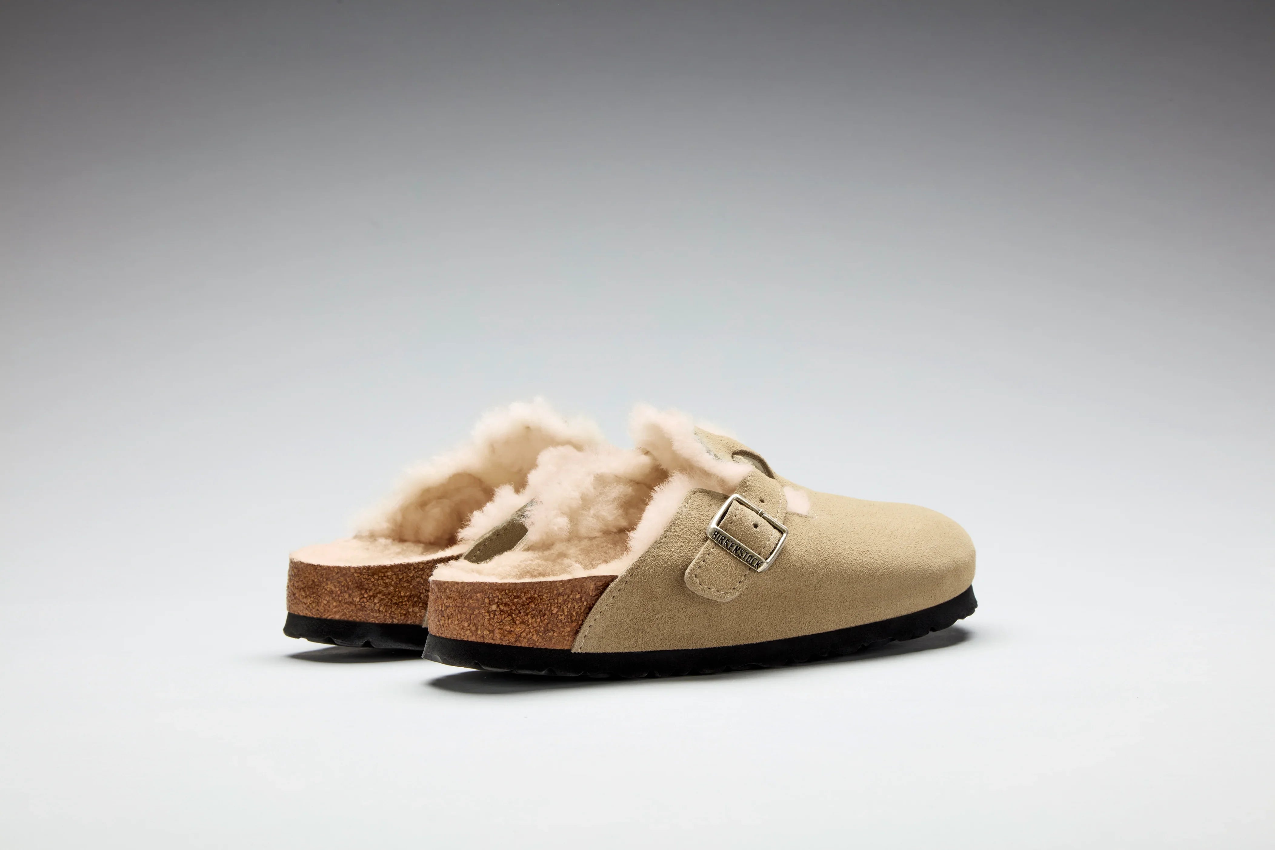 כפכפי בירקנשטוק בז' עם פרווה בשילוב אבזם, מבית מותגי היוקרה CHOZEN