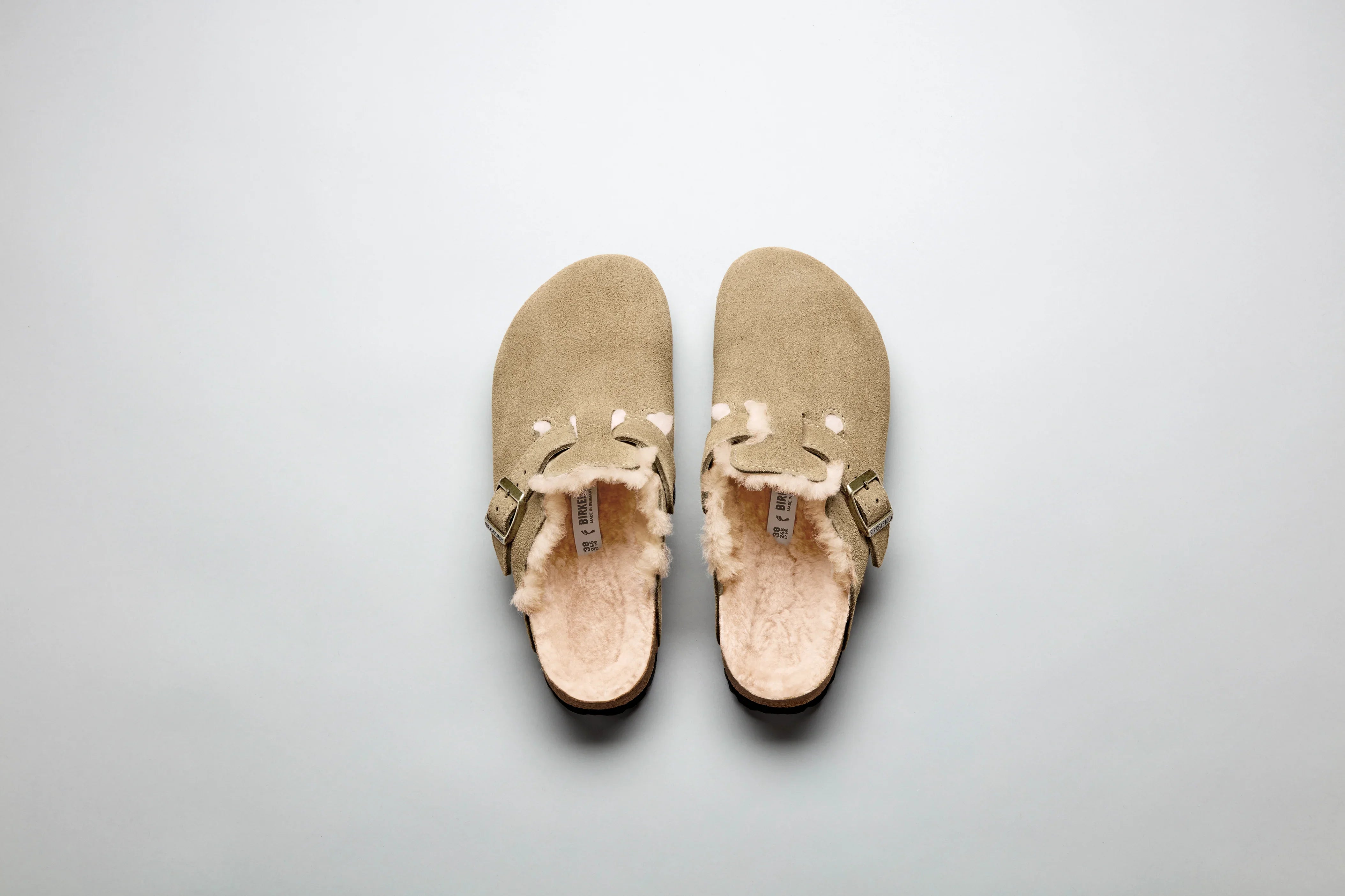 כפכפי בית בז׳ פרווה לגברים של מותג מוביל CHOZEN, צלם על רקע לבן