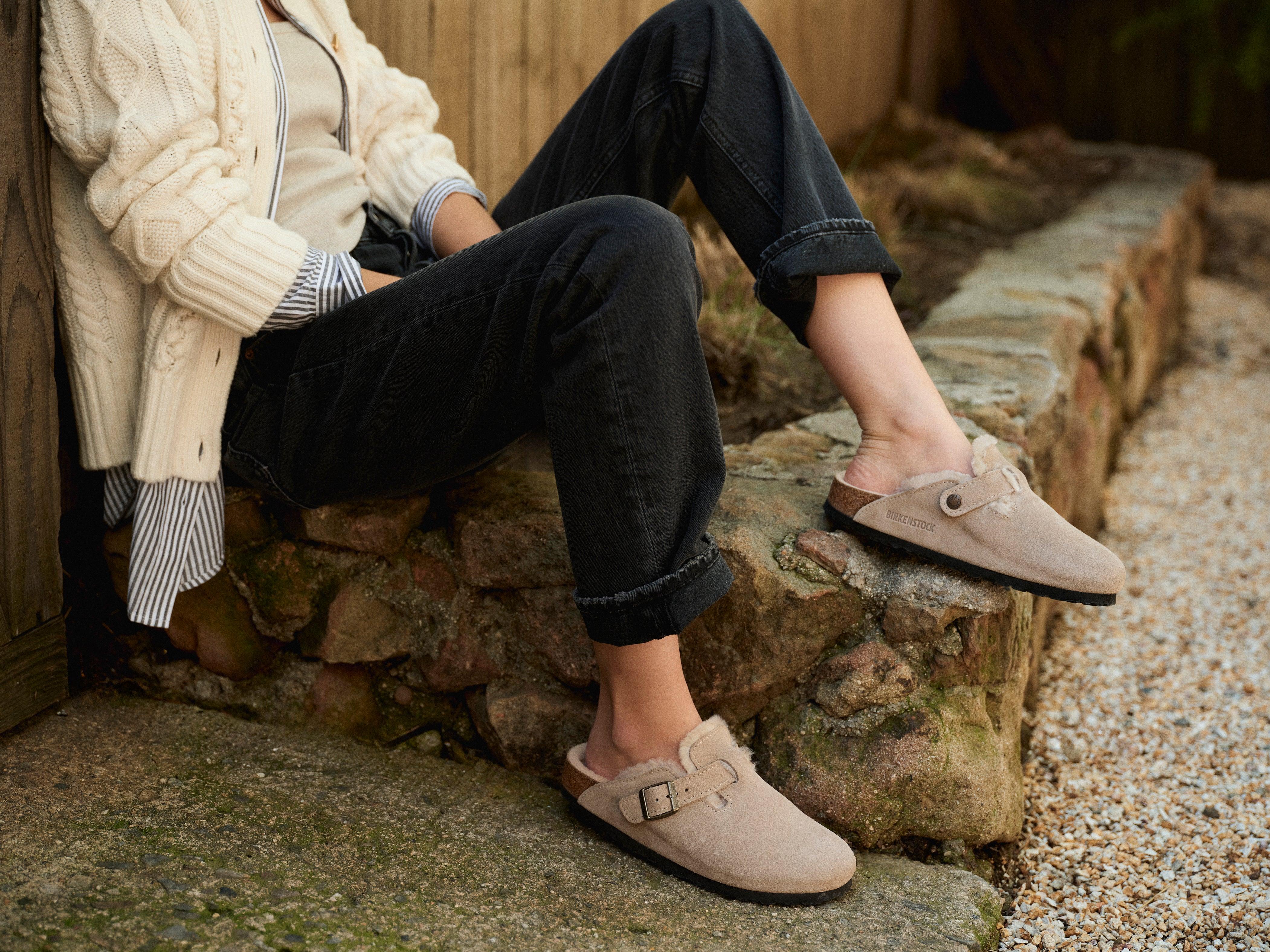 אישה יושבת בחוץ עם נעלי בירקנשטוק בז’, לבוש קז’ואל אופנתי, צילום לאתר CHOZEN