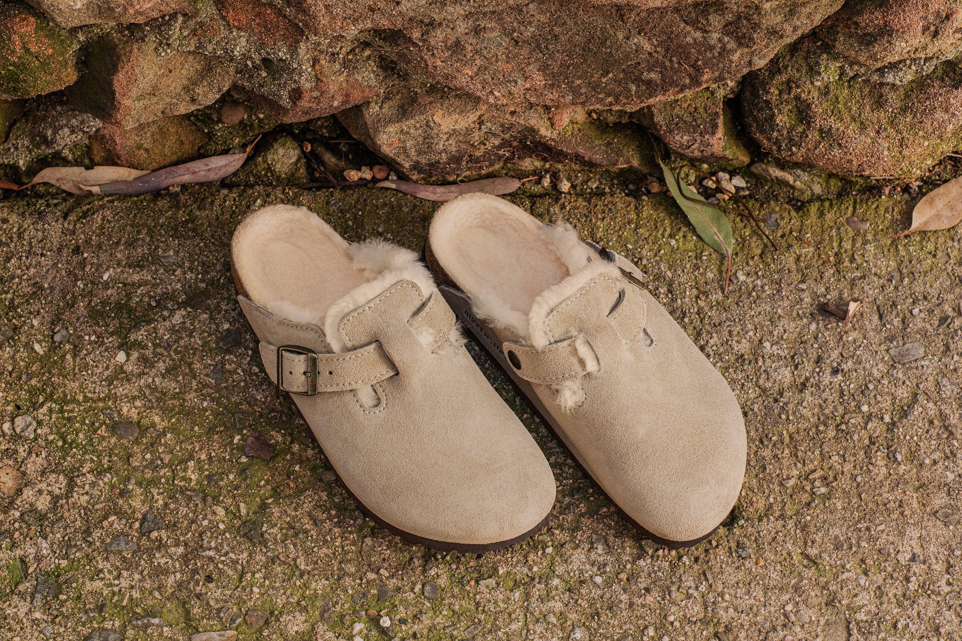 נעלי בית יוקרתיות בז' פרווה טבעית, עם אבזם, מהמותגים ב-CHOZEN קבוצת אלפא