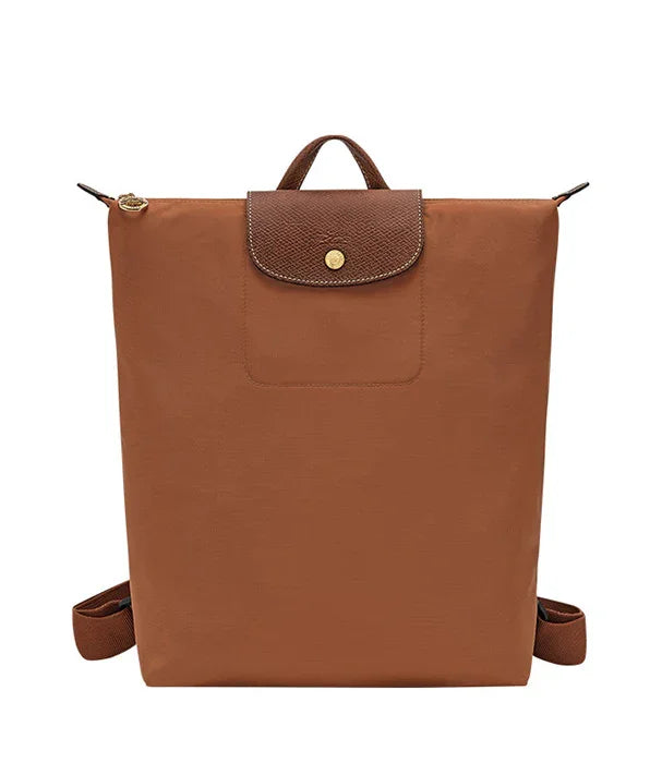 תיק גב חום מעוצב עם סגירת כפתור, מבית המותגים המובילים ב-CHOZEN