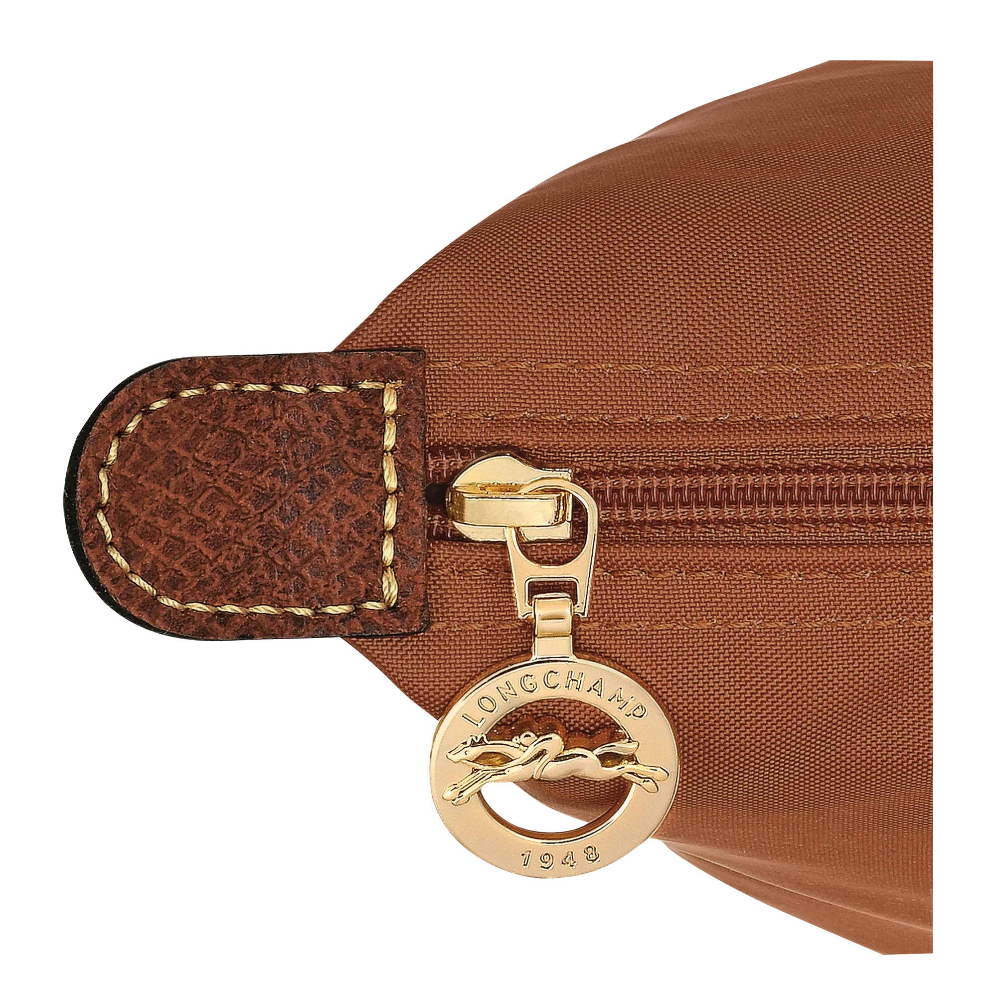 תקריב רוכסן זהב של תיק עור חום מבית לונגשאמפ, קלאסי ואופנתי CHOZEN